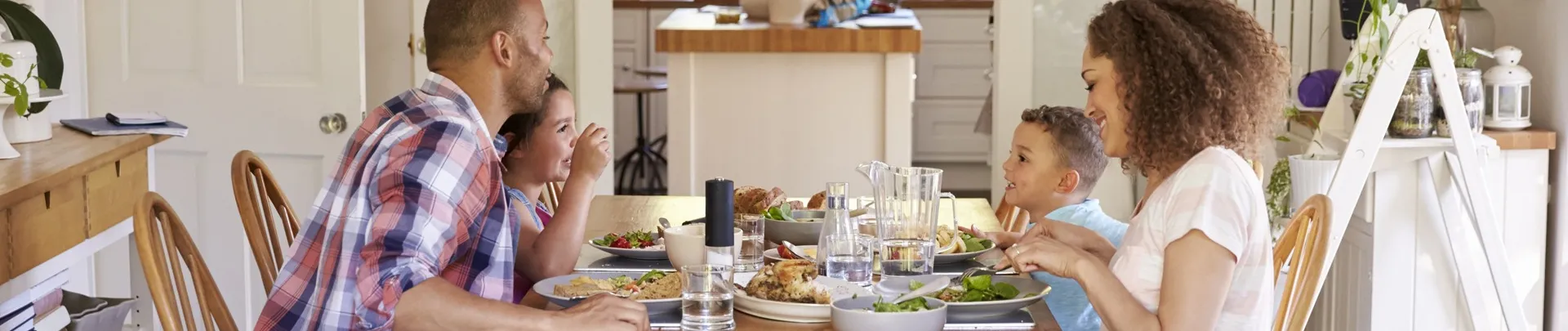 Familie aan tafel