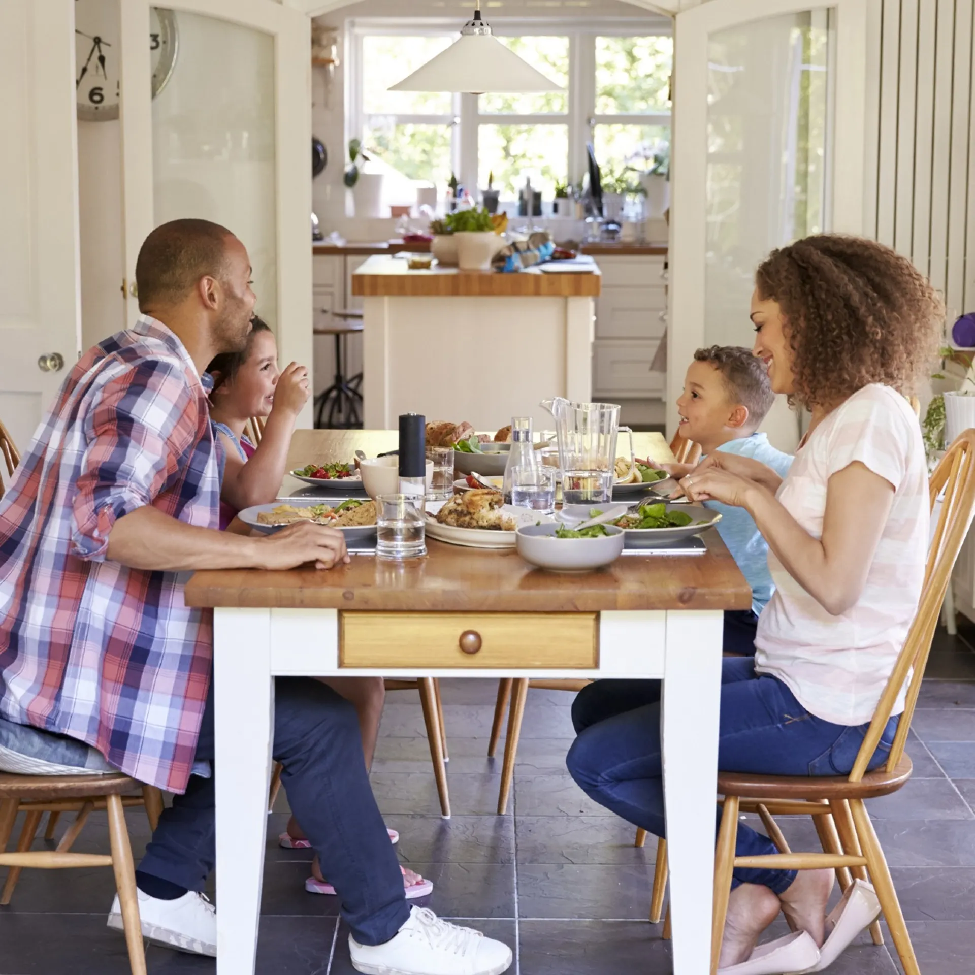 Familie aan tafel