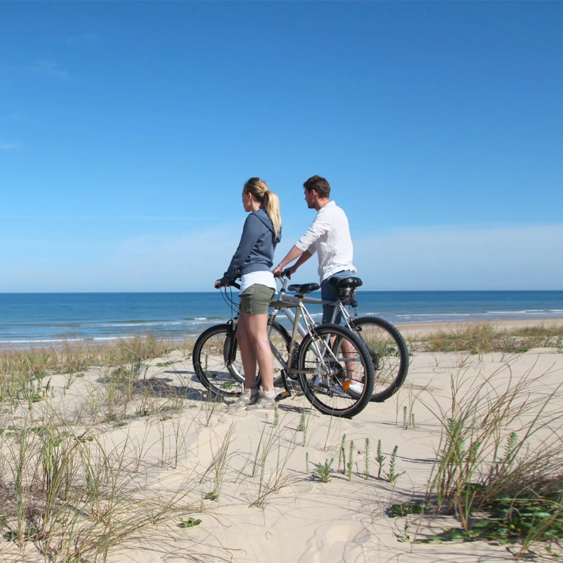 Fietsen aan het strand