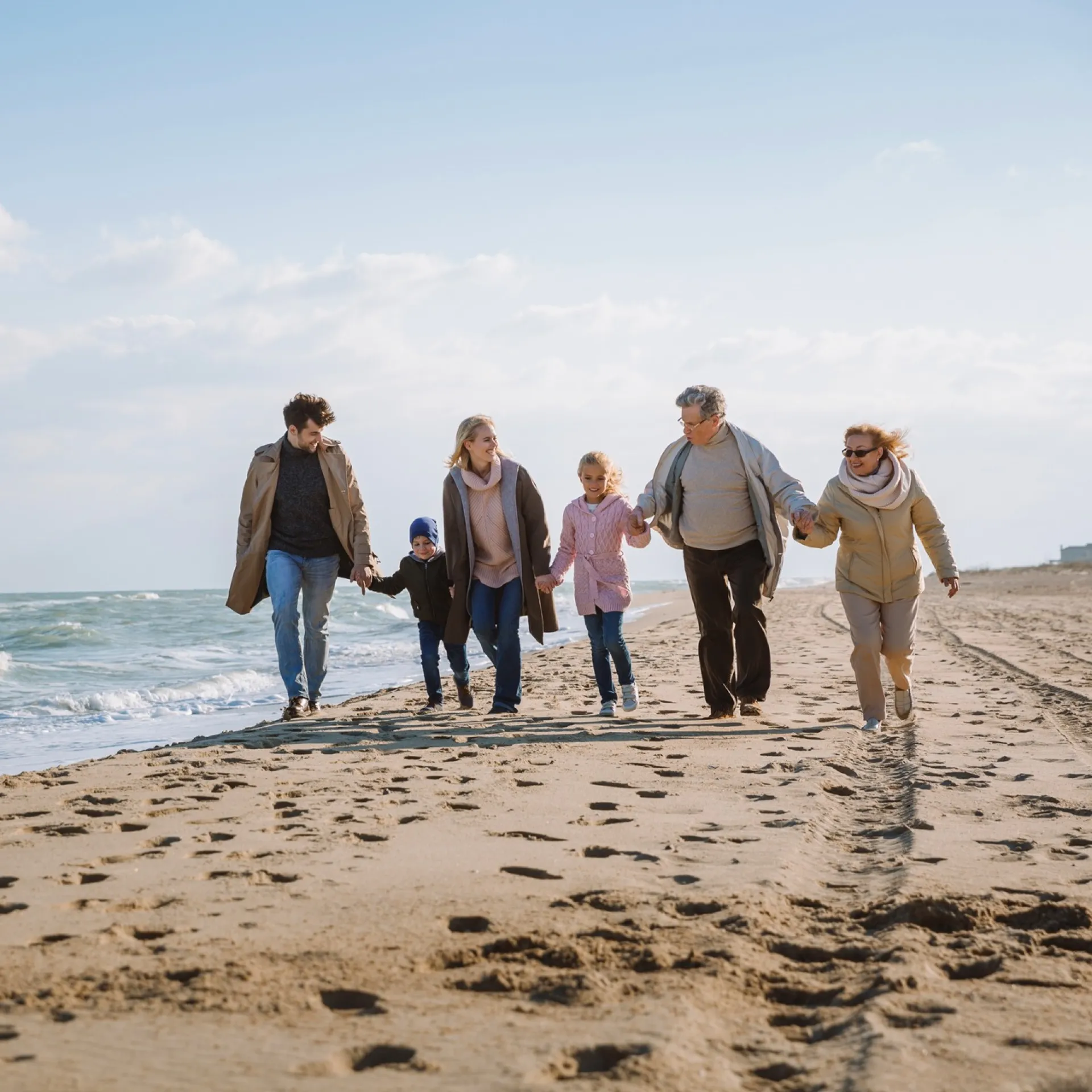 Gezin aan het strand in de herfst