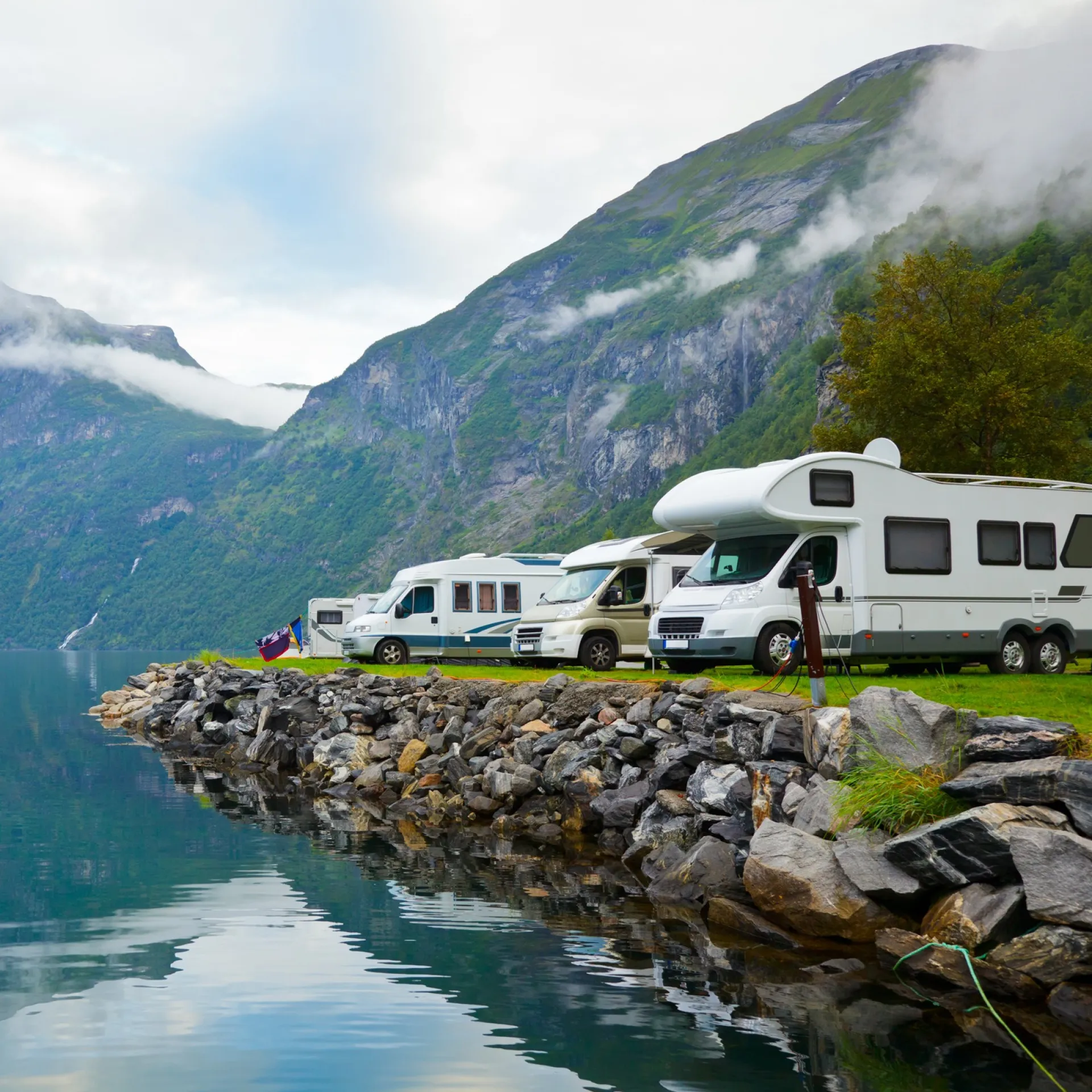 Vakantie camper aan het water